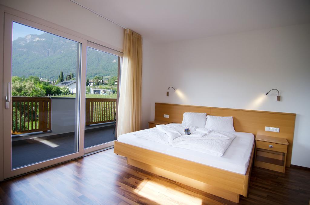 Garni Hotel Peterlinhof Caldaro Room photo