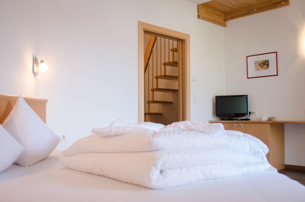 Garni Hotel Peterlinhof Caldaro Room photo