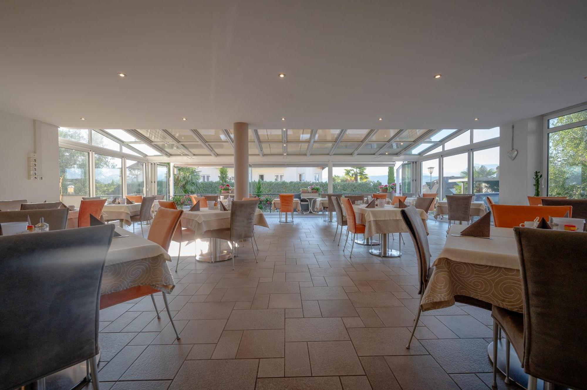Garni Hotel Peterlinhof Caldaro Exterior photo