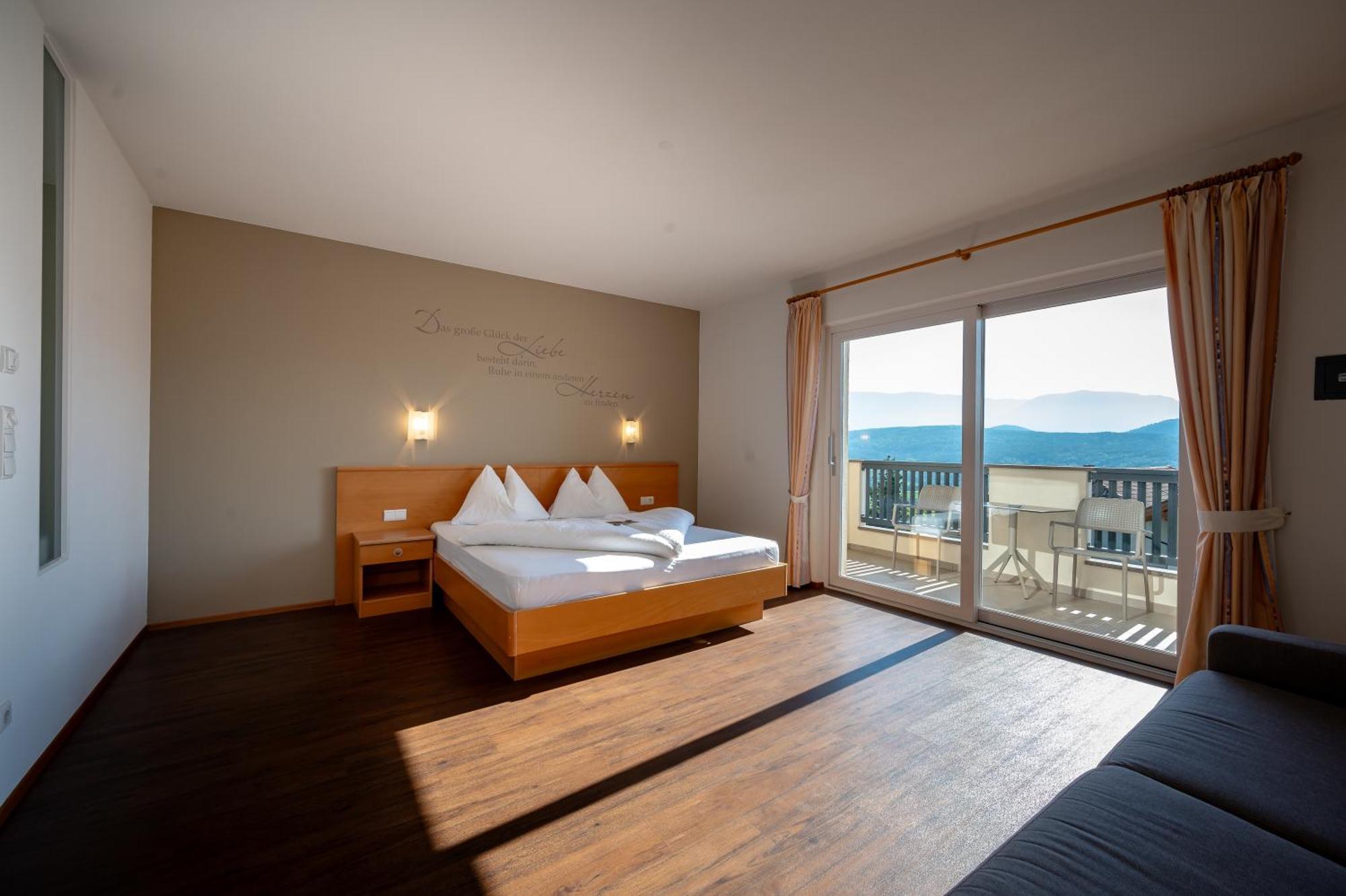 Garni Hotel Peterlinhof Caldaro Exterior photo